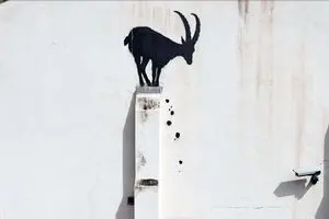 بنکسی از نقاشی جدیدش رونمایی کرد/ بز، ستون و دوربین مدار بسته