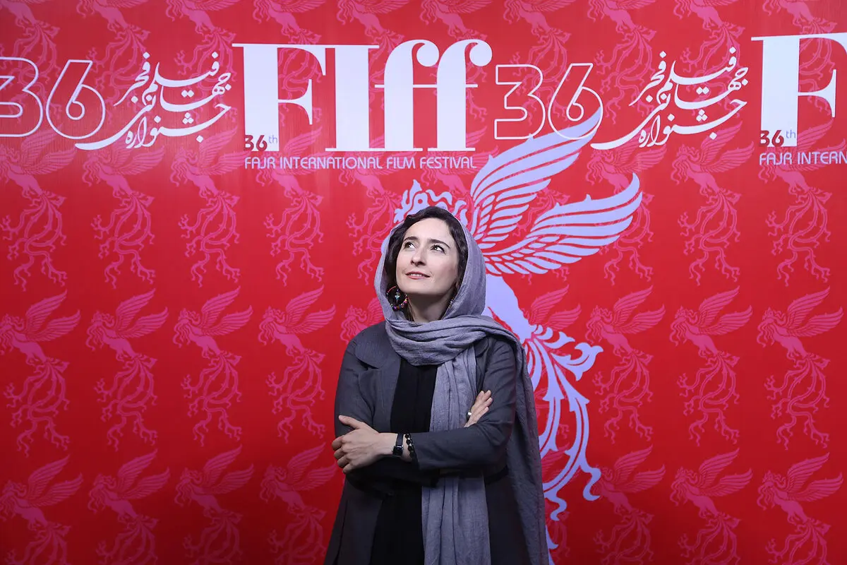 ببینید: در کاخ جشنواره جهانی فیلم فجر چه خبر است؟ / از خنده‌های کتایون ریاحی تا ژست سهیلا گلستانی