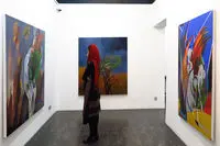 نسخه‌های آقای دکتر تاریخ هنر برای نقاشی که فقط درخت می کشید روی دیوار گالری آریا