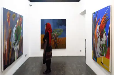 نسخه‌های آقای دکتر تاریخ هنر برای نقاشی که فقط درخت می کشید روی دیوار گالری آریا