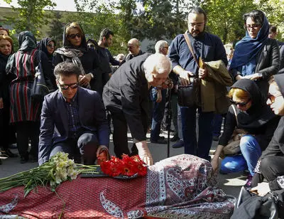 چهره های هنری در بدرقه نقاش شاعر/گزارش تصویری 