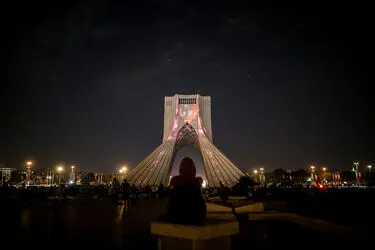 "هزارتوی زمان" و برج آزادی