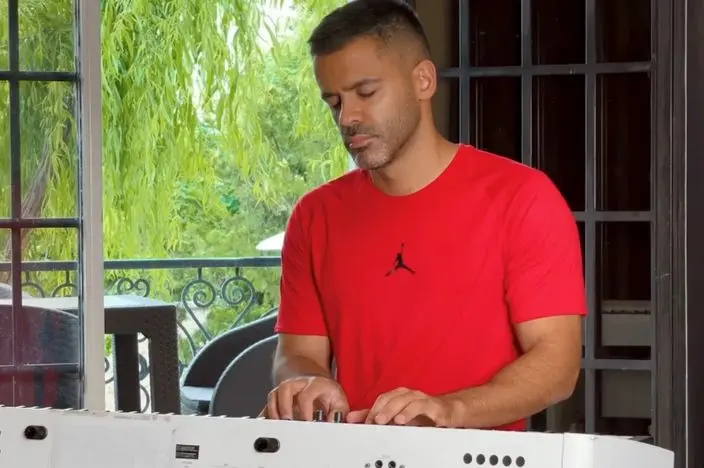 بشنوید: آهنگ جدید سیروان خسروی با نام "دیوونگی"