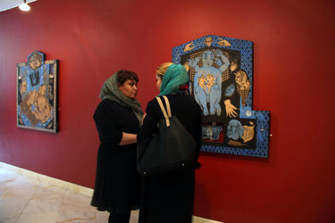 افتتاحیه‌ی نمایشگاه نقاشی دنیا رستمی در گالری ماه