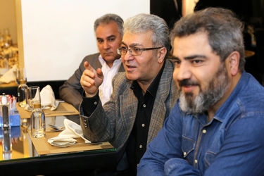 فرش فیروزه‌ای نمایش "مرد بالشی" در مرکز خرید تندیس