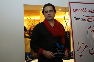 فرش فیروزه‌ای نمایش "مرد بالشی" در مرکز خرید تندیس