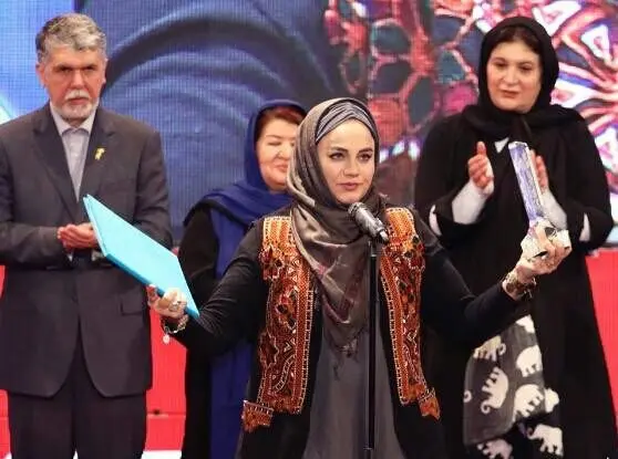 نرگس آبیار با لباس سوزن دوزی سیستان سیمرغ را برد/آبیار از یک گنجینه گفت
