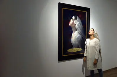 ماجرای آن فرشته سفیدپوش و بدیلش در نمایشگاه نقاشی‌های رویا عبدوسی/گزارش تصویری ایران‌آرت از گالری هوم