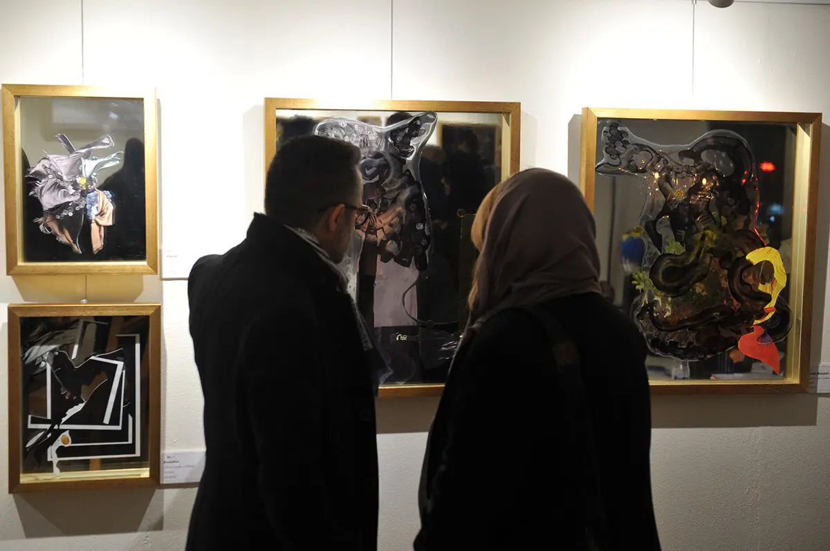 نمایشگاه عکس و چیدمان روی آیینه 