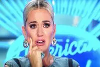 تیراندازی به کودکان و اشک‌های بی امان خواننده زن