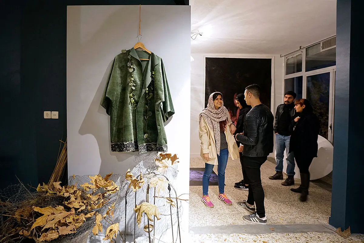 نمایش لباس‌های شقایق عربی به همراه چیدانی از فریدون آو در گالری اردیبهشت