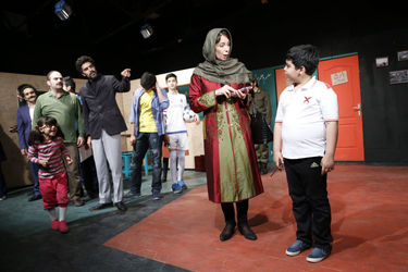 نمایش "عقل صورتی یا مدادی که فقط مشق نمی‌نوشت"