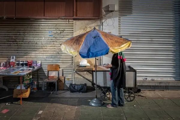 ببینید: نوستالژی بساط کتاب و کتاب فروشی های انقلاب به روایت میترا بهمنی