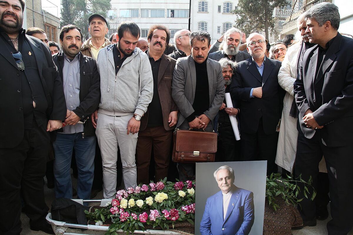 تشییع پیکر علی معلم از مقابل خانه سینما