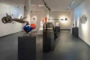 منتخبی از آثار مجسمه‌خط معاصر ایران در گالری نگر/ بزرگداشت تناولی و پیلارام در نمایشگاه گستره معنا