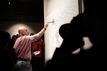 خلق اثر توسط بزرگمهر حسین‌پور در حمایت از کودکان بدسرپرست در گالری آس