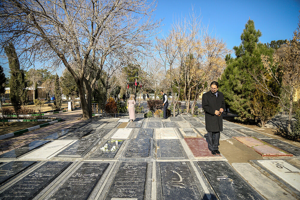 گل‌باران قطعه هنرمندان توسط وزیر ارشاد و معاون هنری وزارت ارشاد