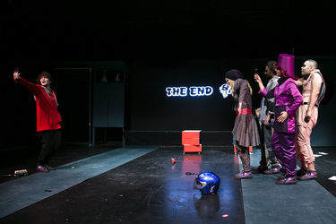 نمایش "ماجرای عجیب سگی در شب" در عمارت نوفل‌لوشاتو