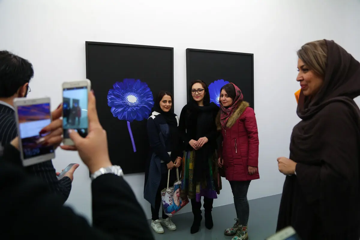 نمایشگاه عکس‌های نیکی کریمی در گالری اعتماد باغ نگارستان