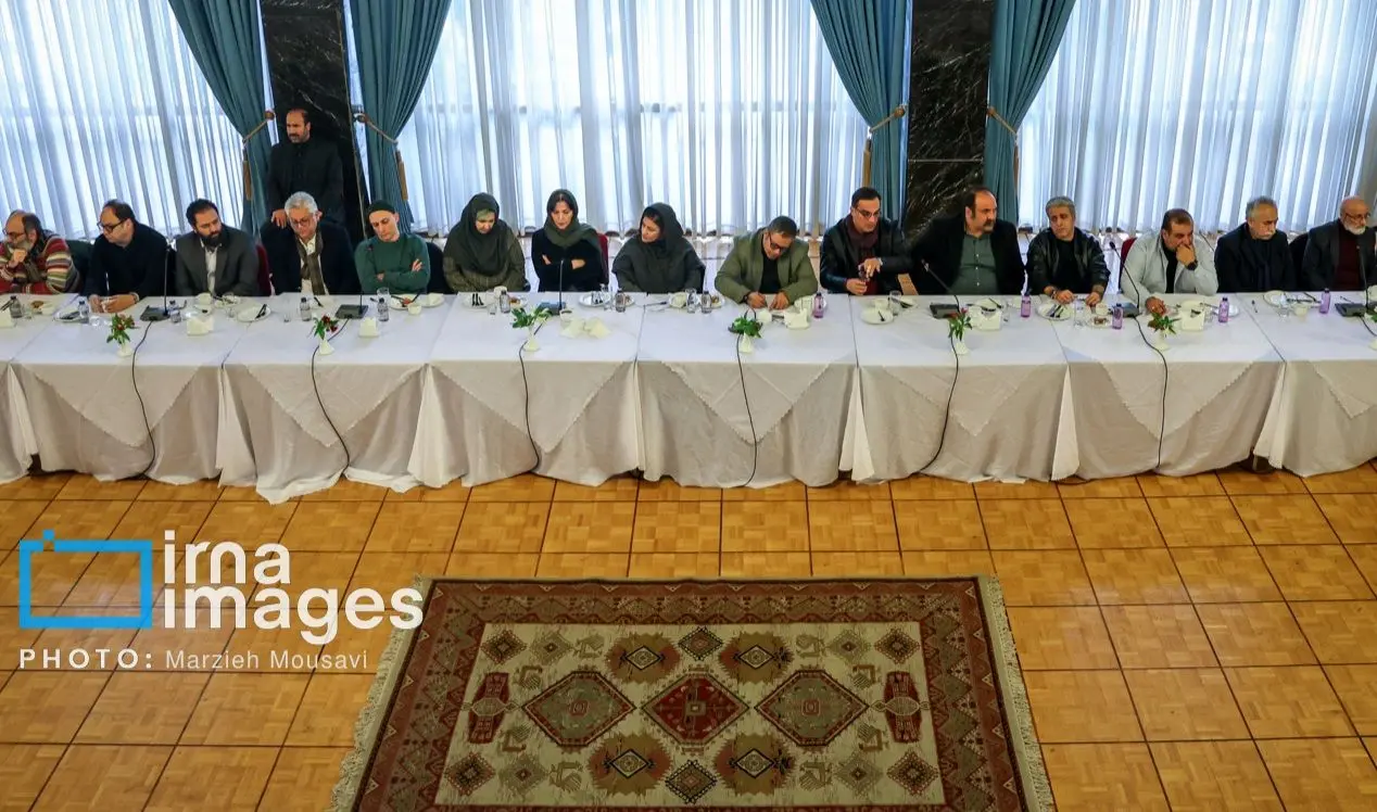 هنرمند حکومتی هنرمند غیرحکومتی