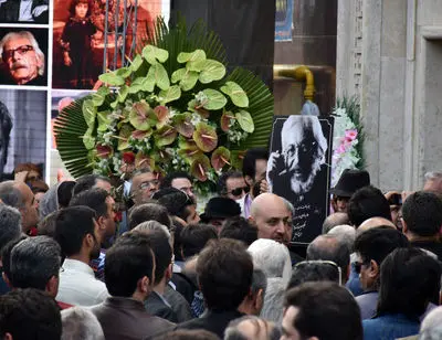 ببینید: چهره‌های هنری و سیاسی در مراسم ترحیم مشایخی/ از جواد یساری و فردوسی‌پور تا عارف و علی‌اکبر صالحی