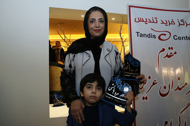 فرش فیروزه‌ای نمایش "مرد بالشی" در مرکز خرید تندیس