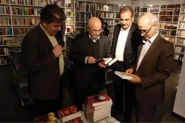 كتابگردي اهالي فرهنگ و هنر در شهركتاب فرشته