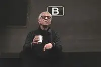 مسعود رایگان و زیرپله‌هایی که سالن تئاتر شدند!