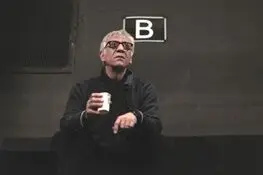 مسعود رایگان و زیرپله‌هایی که سالن تئاتر شدند!