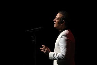  Alireza Ghorbani holds online concert at Vahdat Hall