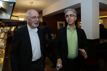 فرش فیروزه‌ای نمایش "مرد بالشی" در مرکز خرید تندیس