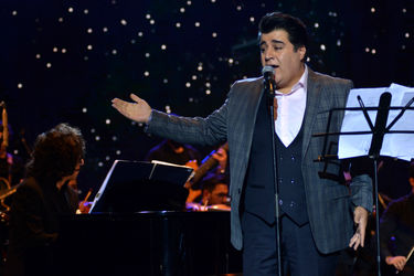 کنسرت "عاشقانه‌های ناصر چشم‌آذر" در سالن همایش‌های برج میلاد