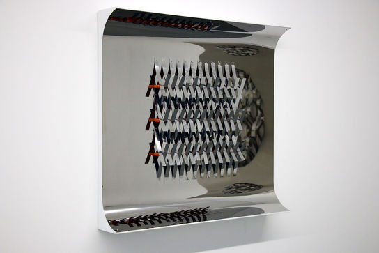 نمایشگاه نقش برجسته‌های هندسی محسن وزیری مقدم  در گالری اعتماد