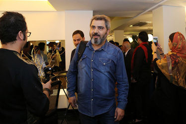 فرش فیروزه‌ای نمایش "مرد بالشی" در مرکز خرید تندیس