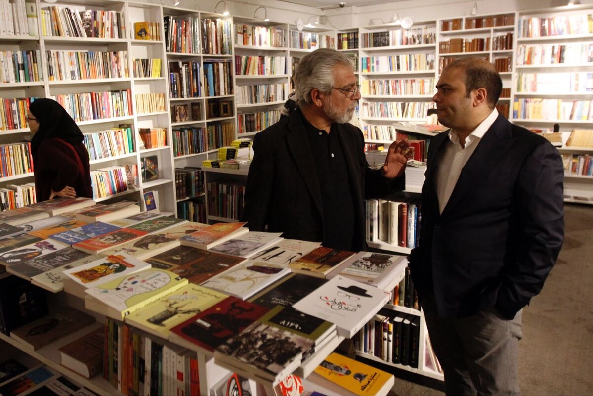 كتابگردي اهالي فرهنگ و هنر در شهركتاب فرشته