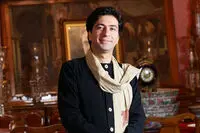 اجرای عیدانه محمد معتمدی در خیابان‌های پاریس / فیلم 
