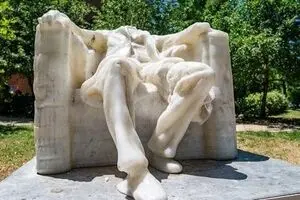 مجسمه آبراهام لینکن ذوب شد و از بین رفت/ عکس