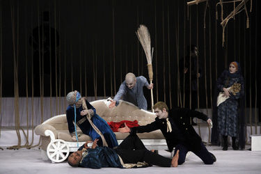 نمایش "کابوس حضرت اشرف" در تماشاخانه ایرانشهر ‎