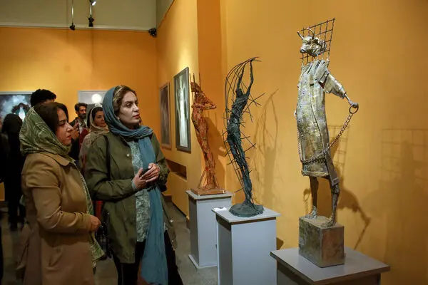 ببینید: مجسمه‌های خاص هادی ضیاءالدینی در موسسه صبا