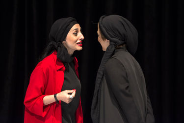 نمایش "گرگ‌ها کروات نمی‌زنند" در عمارت نوفل لوشاتو