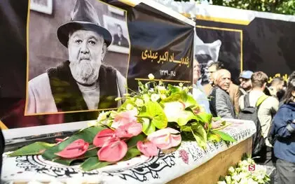 حضور هنرمندان در مراسم تشییع اکبر عبدی / از بهنوش طباطبایی و بهاره رهنما تا امیر آقایی و بهرام افشاری +ویدئو