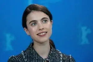 کفش‌های عجیب بازیگر زن روی فرش قرمز خبرساز شد/ عکس