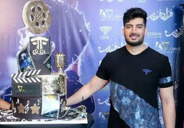 ویدئو: سورپرایز شدن فرزاد فرزین در کنسرت تهران/ هنرمندان تولد فرزین را جشن گرفتند