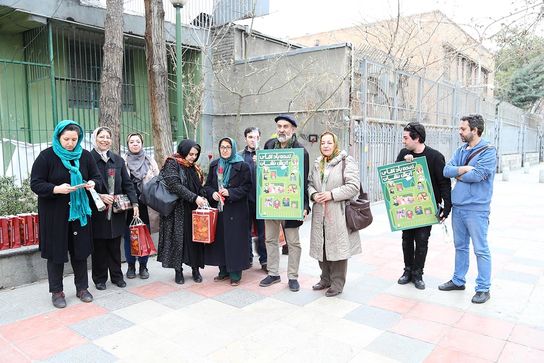 تقدیر عروسک ها از آتش نشان ها 