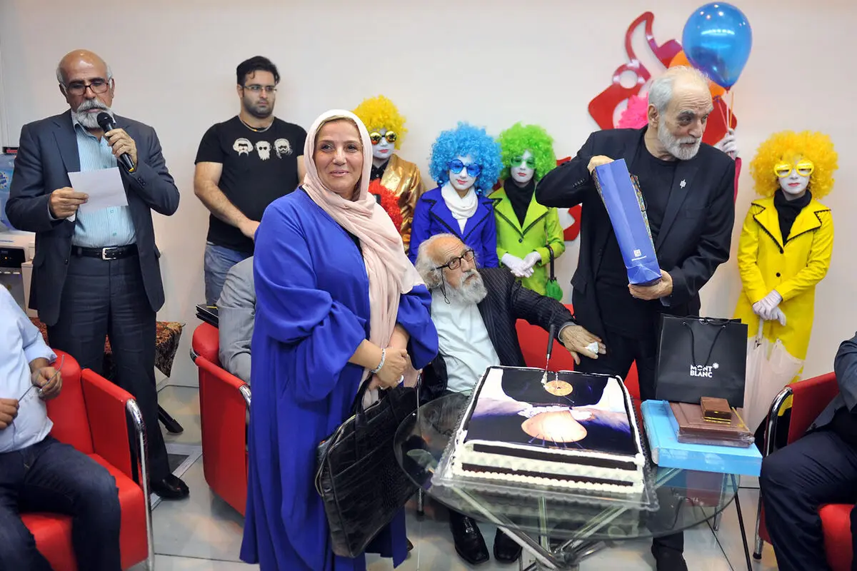 جشن تولد ۷۷ سالگی آیدین آغداشلو در نمایشگاه مطبوعات