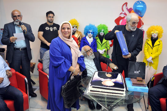 جشن تولد ۷۷ سالگی آیدین آغداشلو در نمایشگاه مطبوعات