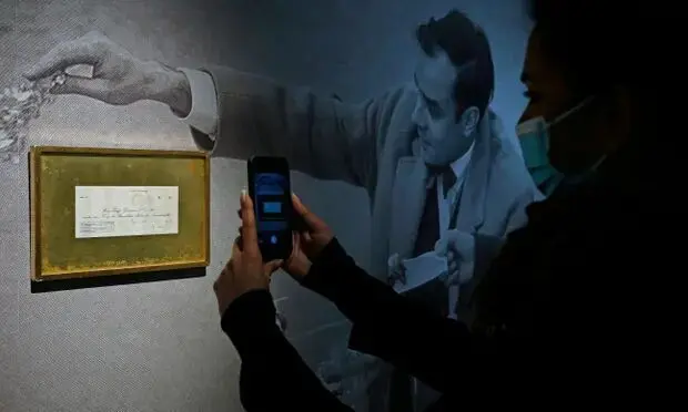 اثر هنری نامرئی یک میلیون دلار چکش خورد/ عکس