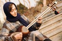 اجرای آهنگ "جمعه" فرهاد توسط نغمه مرادآبادی/ فیلم