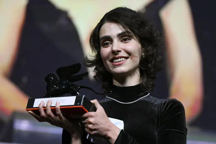 Marzban, dedico premio a Venezia a donne dell'Iran, un giorno nostro sogno si avvererà | ANSA.it
