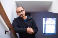 اخراج نویسنده معروف به اتهام آزار جنسی